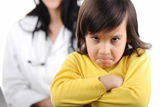 Bé chống đối và bướng bỉnh, mách cha mẹ 4 chiêu hiệu quả để dẫn dắt cảm xúc của con