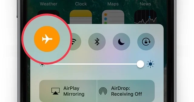 Vì sao khi ngủ nên để điện thoại ở chế độ máy bay: Hóa ra bao lâu nay chúng ta đều làm sai hết-1