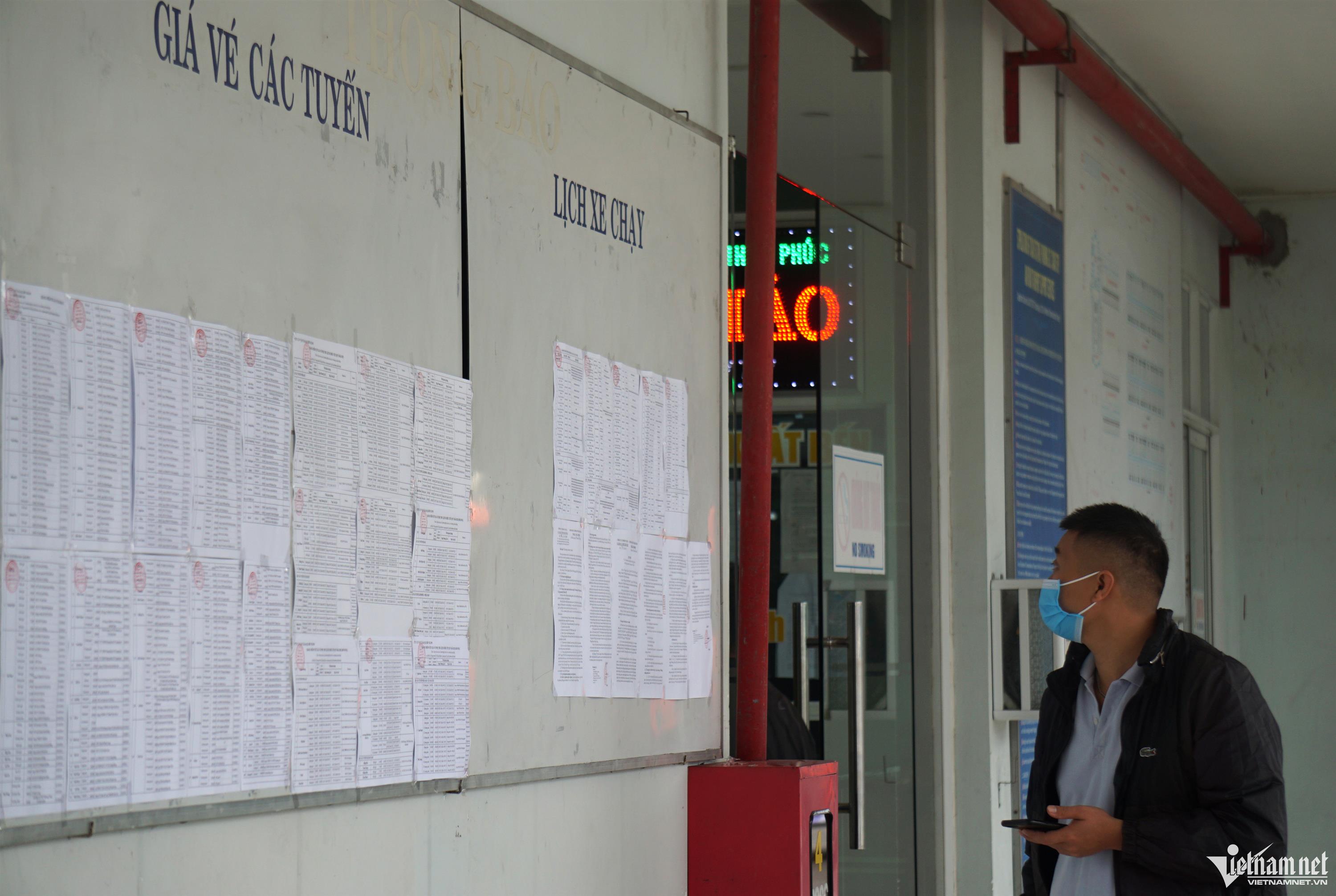 Đỏ mắt tìm mua vé xe về quê ăn Tết-1