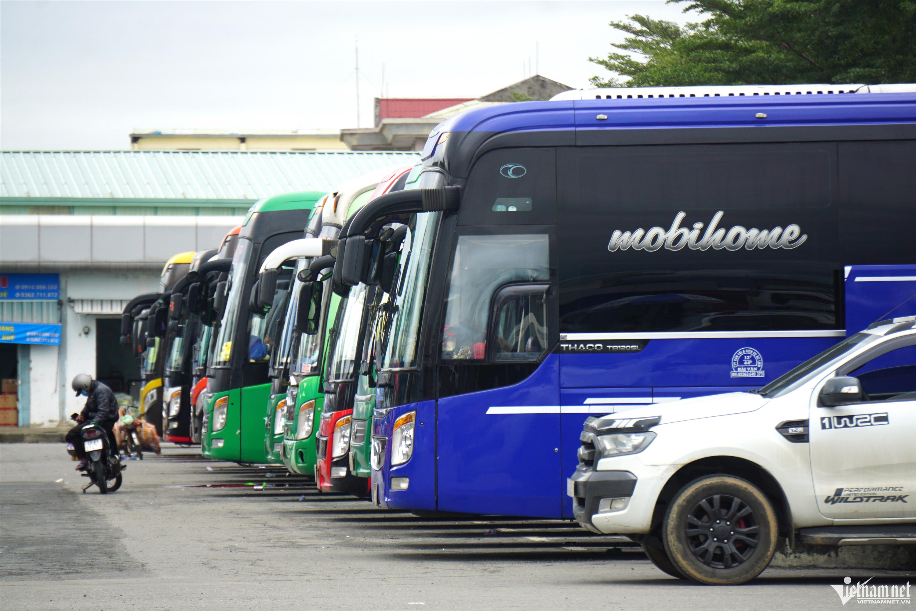 Đỏ mắt tìm mua vé xe về quê ăn Tết-2