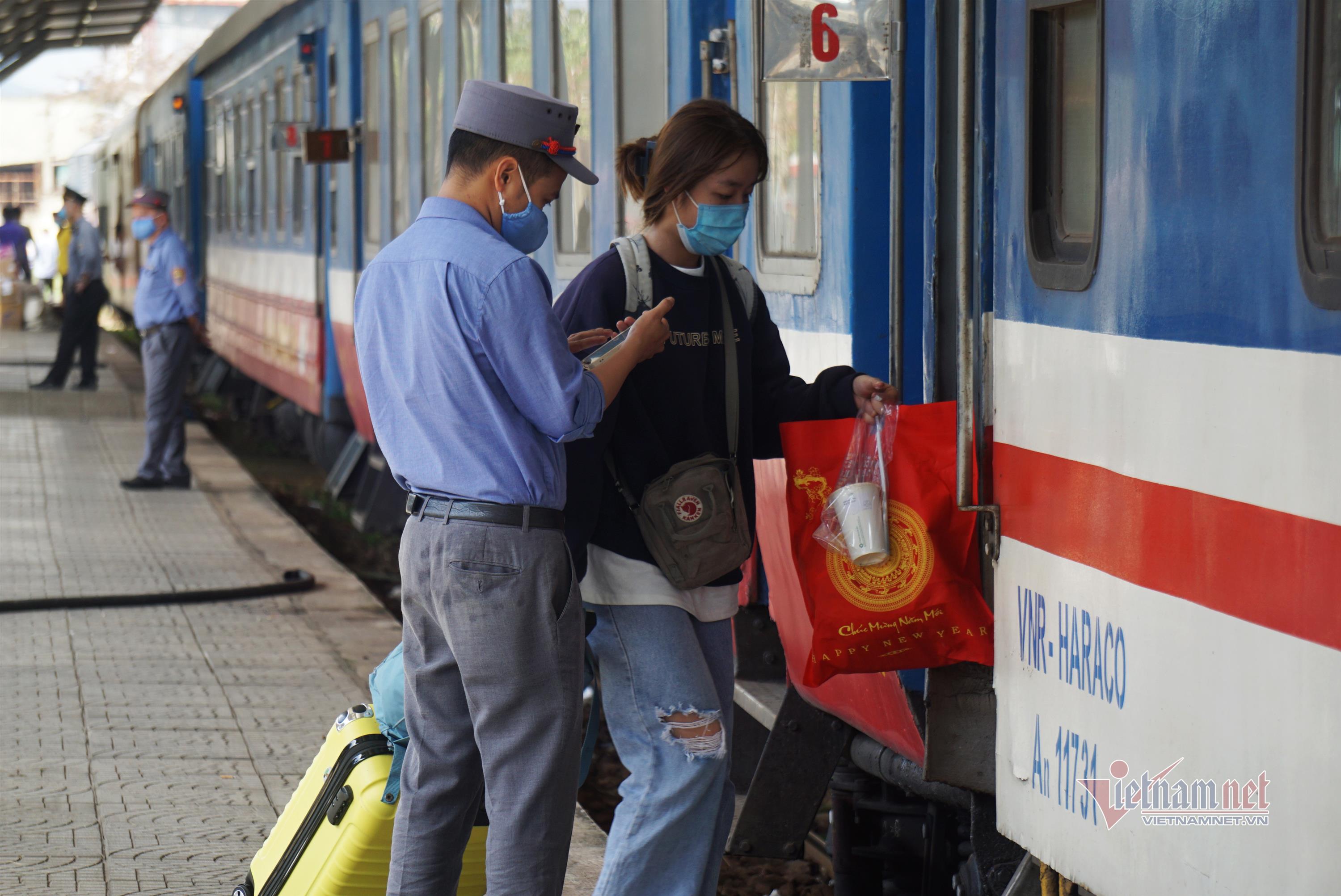 Đỏ mắt tìm mua vé xe về quê ăn Tết-3