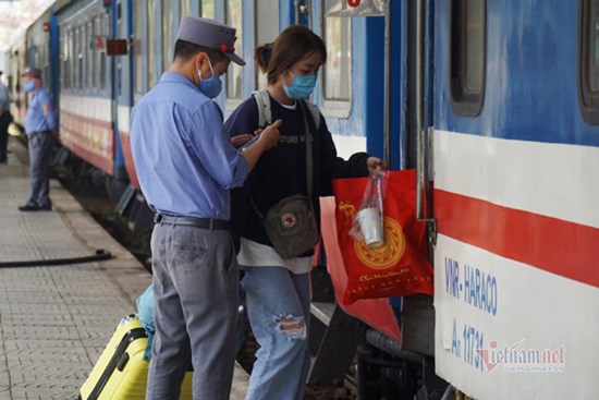 'Đỏ mắt' tìm mua vé xe về quê ăn Tết