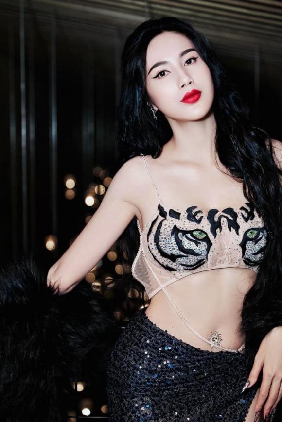 Thủy Tiên trả lời thế nào khi bị hỏi vì sao ngồi một mình ở show thời trang khiến dân tình xót xa?-5