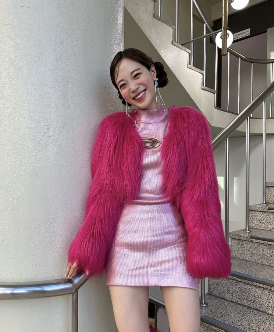 Gam màu đỏ thống trị làng mốt 2023, từ Âu sang Á đều lăng xê nhiệt tình-2