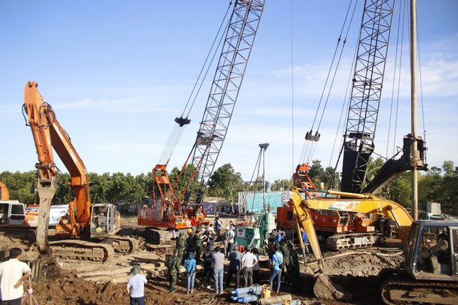 Vụ bé trai 10 tuổi rơi xuống trụ bê tông sâu 35m: Chuyên gia quốc tế vào cuộc-2