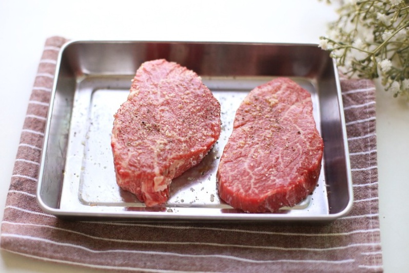 Làm món bò bít tết sốt nấm chuẩn ngon đãi cả nhà-2