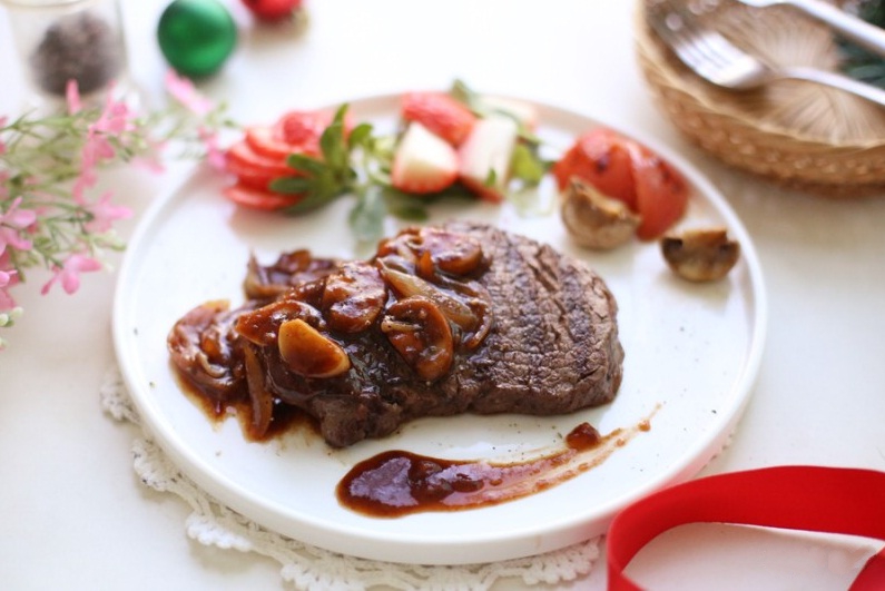 Làm món bò bít tết sốt nấm chuẩn ngon đãi cả nhà-8