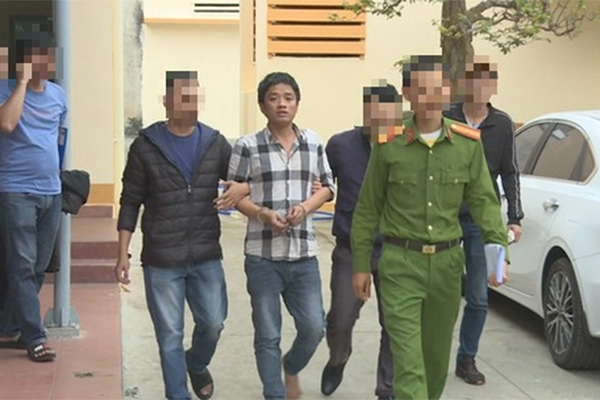 Thực nghiệm hiện trường vụ giết người yêu bằng dây sạc điện thoại-2