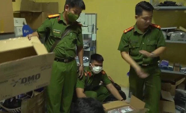 Cách thức giám đốc trung tâm đăng kiểm không biết chữ chỉ đường cho nhân viên vi phạm-2