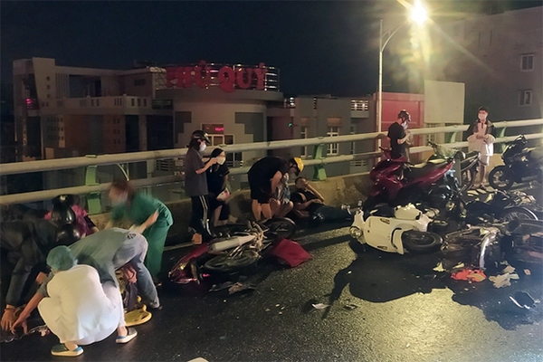 Truy tìm tài xế lao ôtô vào 5 người đang sưởi ấm bên đường-3