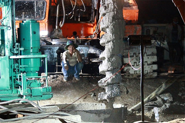 Câu like bất chấp: Một TikToker xui 3 em nhỏ chui vào trụ bê tông để thử nghiệm, treo thưởng 2 gói bim bim-2