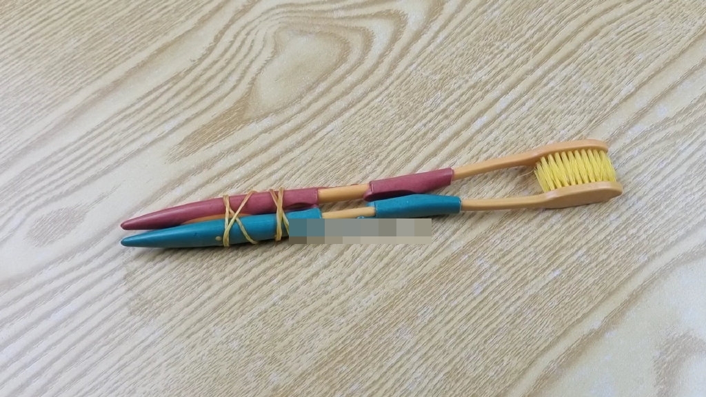 Cột 2 bàn chải đánh răng vào nhau và đặt trong bếp, vừa tiện dụng lại tiết kiệm được một khoản-1