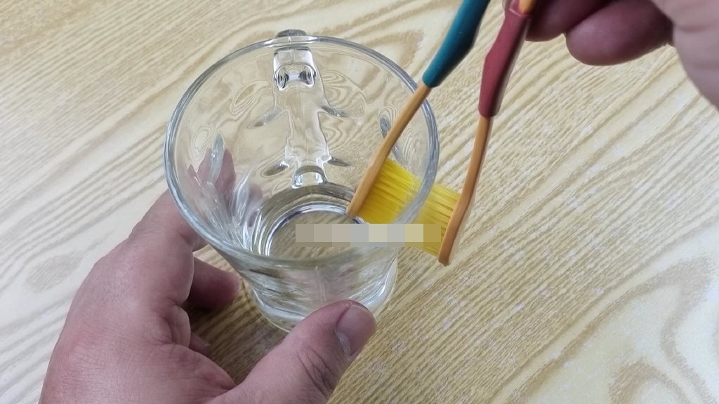 Cột 2 bàn chải đánh răng vào nhau và đặt trong bếp, vừa tiện dụng lại tiết kiệm được một khoản-3