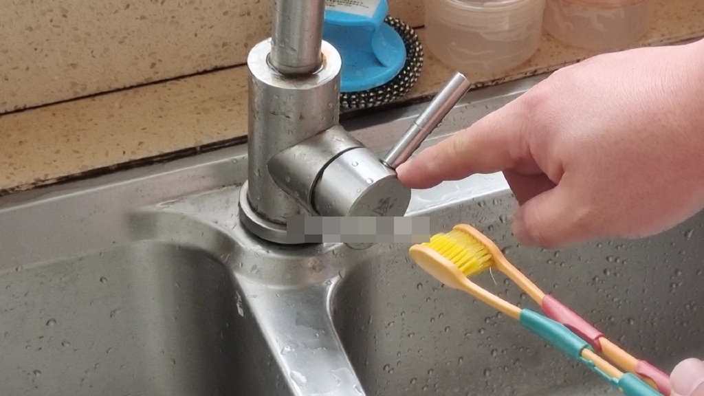 Cột 2 bàn chải đánh răng vào nhau và đặt trong bếp, vừa tiện dụng lại tiết kiệm được một khoản-4