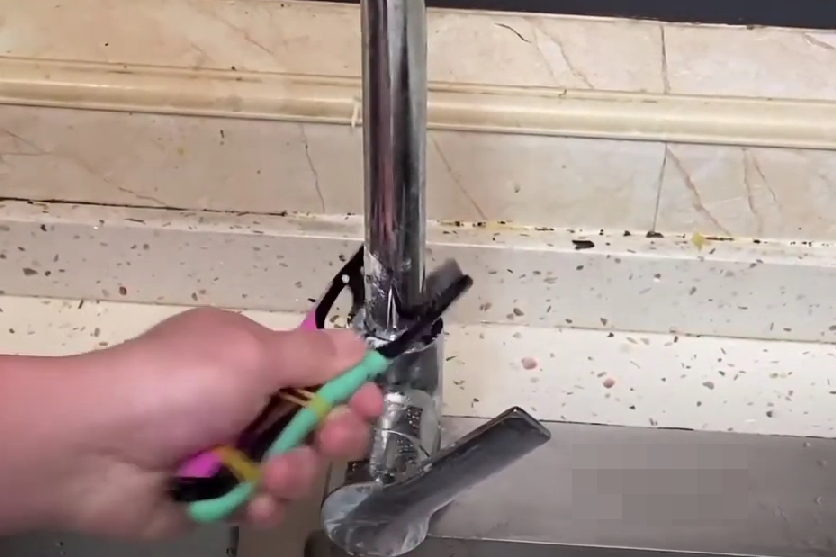 Cột 2 bàn chải đánh răng vào nhau và đặt trong bếp, vừa tiện dụng lại tiết kiệm được một khoản-5