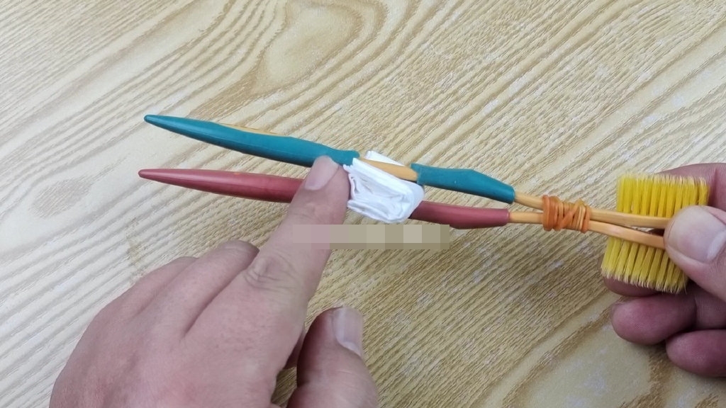 Cột 2 bàn chải đánh răng vào nhau và đặt trong bếp, vừa tiện dụng lại tiết kiệm được một khoản-6