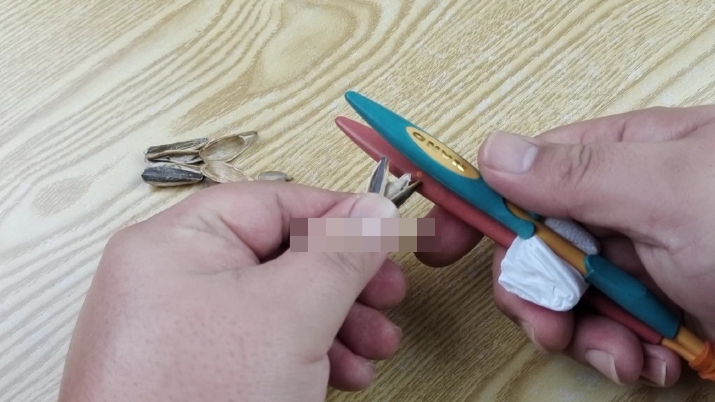 Cột 2 bàn chải đánh răng vào nhau và đặt trong bếp, vừa tiện dụng lại tiết kiệm được một khoản-7