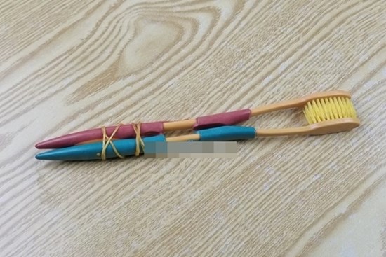 Cột 2 bàn chải đánh răng vào nhau và đặt trong bếp, vừa tiện dụng lại tiết kiệm được một khoản