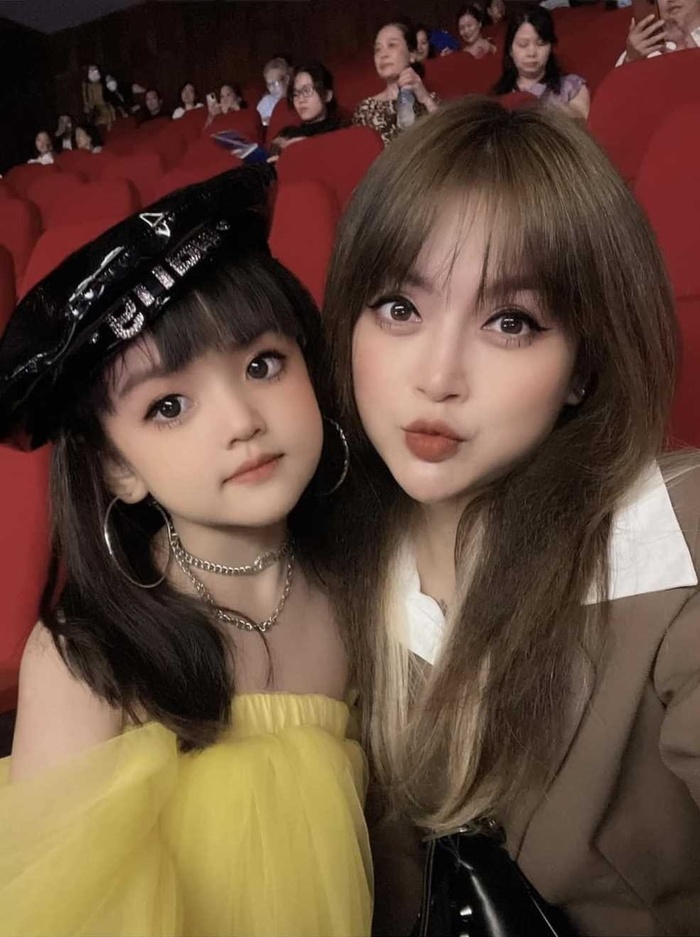 Diễn viên nhí Đừng Làm Mẹ Cáu đầu năm đã tặng mẹ món quà hơn 40 triệu, xứng danh con nhà người ta-2