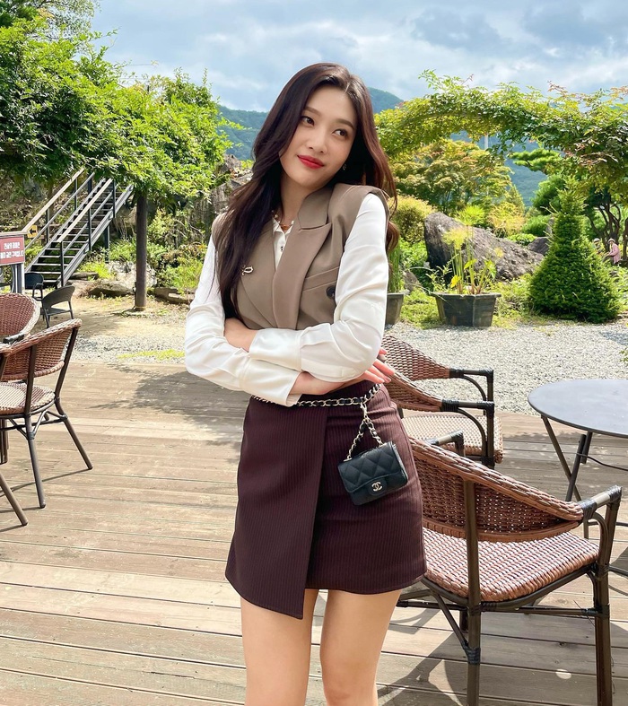 Mặc đồ màu trung tính đơn giản mà sành điệu như sao Hàn-2