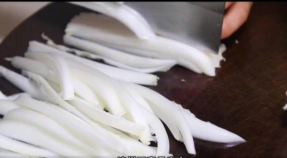 Cải thảo cùng nấm đông cô làm theo cách này, không cần thêm nước, ăn rất thơm và giòn, ngon miệng-2