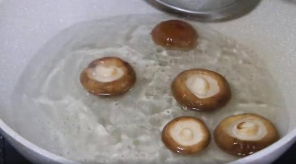 Cải thảo cùng nấm đông cô làm theo cách này, không cần thêm nước, ăn rất thơm và giòn, ngon miệng-3