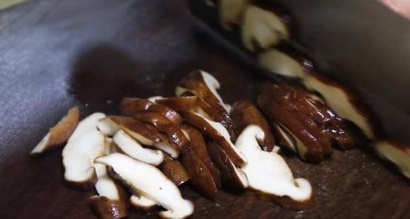 Cải thảo cùng nấm đông cô làm theo cách này, không cần thêm nước, ăn rất thơm và giòn, ngon miệng-4