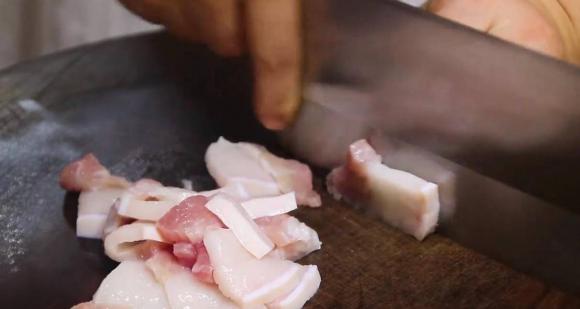 Cải thảo cùng nấm đông cô làm theo cách này, không cần thêm nước, ăn rất thơm và giòn, ngon miệng-5