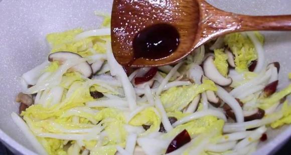 Cải thảo cùng nấm đông cô làm theo cách này, không cần thêm nước, ăn rất thơm và giòn, ngon miệng-7