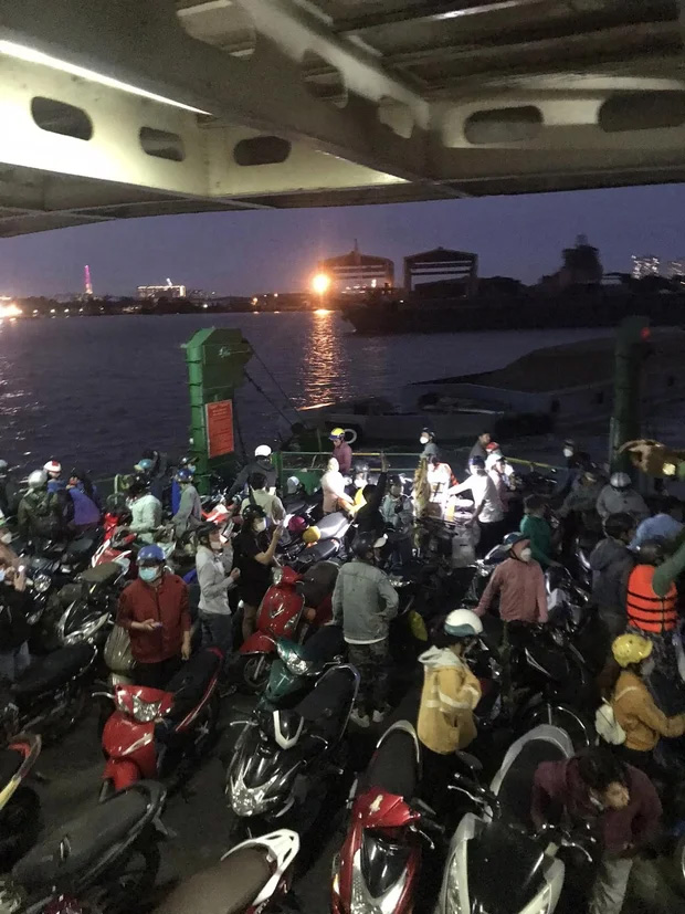 TP.HCM: Phà chở khách ở Cát Lái bị sà lan tông thủng, nhiều xe máy bị ngã-2