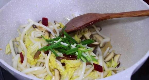 Cải thảo cùng nấm đông cô làm theo cách này, không cần thêm nước, ăn rất thơm và giòn, ngon miệng-8