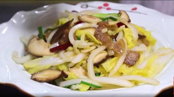 Cải thảo cùng nấm đông cô làm theo cách này, không cần thêm nước, ăn rất thơm và giòn, ngon miệng-9