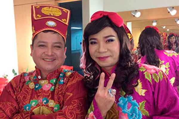 Vợ chăm chút NSND Công Lý ở hậu trường Táo Quân-13