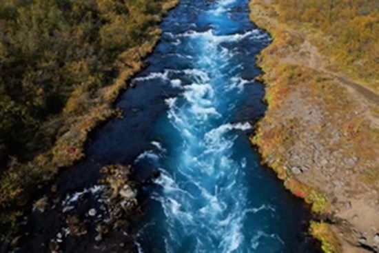 'Thác nước' xuất hiện giữa dòng sông ở Iceland