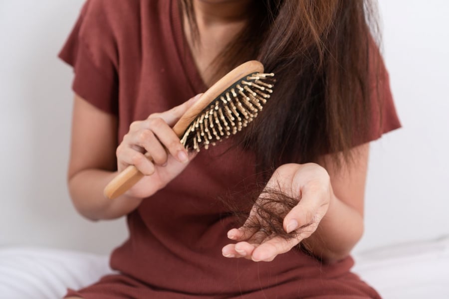 5 thói quen các nàng vẫn làm hàng ngày sẽ càng khiến tóc rụng như lá đa-1