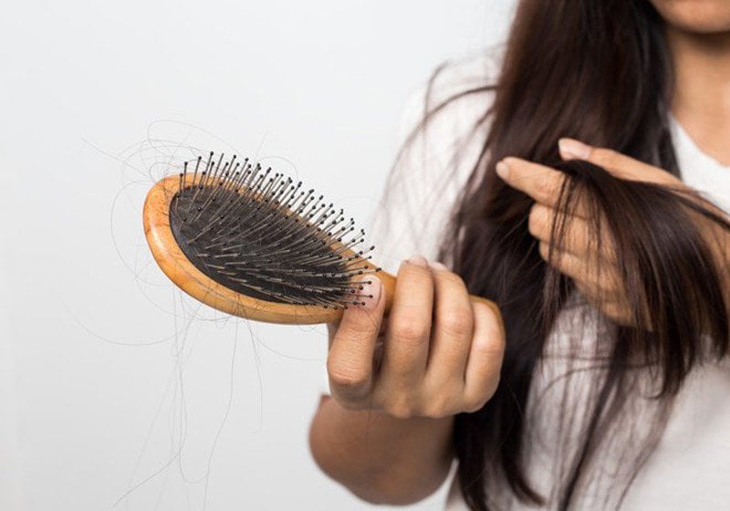5 thói quen các nàng vẫn làm hàng ngày sẽ càng khiến tóc rụng như lá đa-3