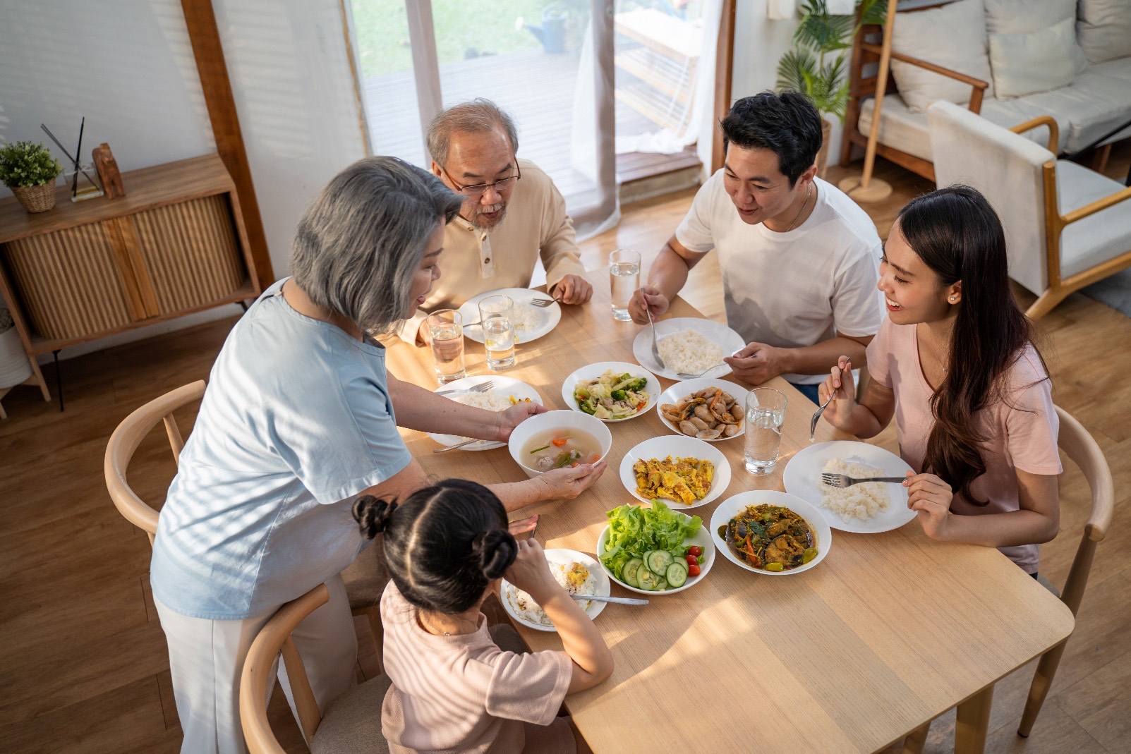 Về nhà ăn bữa cơm tất niên để thấy ‘bạn là cả thế giới’ với gia đình-1