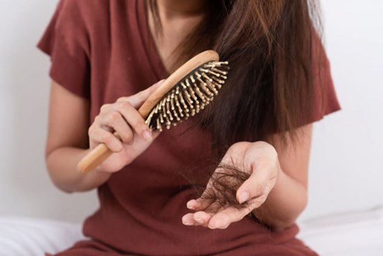 5 thói quen các nàng vẫn làm hàng ngày sẽ càng khiến tóc rụng như lá đa