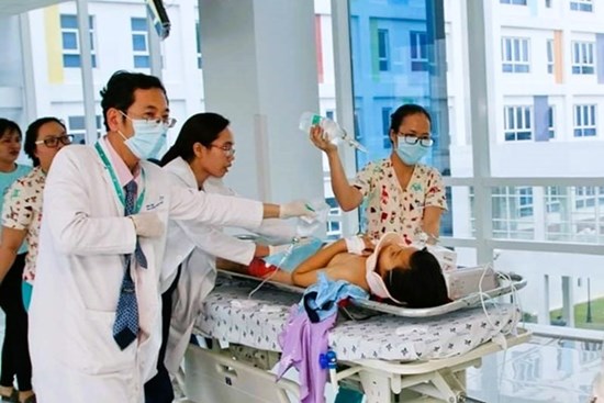 Vào công trình xây dựng chơi, bé 7 tuổi bị máy trộn bê tông nghiền nát cánh tay