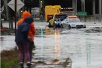 Chùm ảnh: Ô tô, tàu điện chìm trong biển nước, 1000 người cầu cứu giữa đêm sau trận mưa lũ kinh hoàng tại Madrid-10