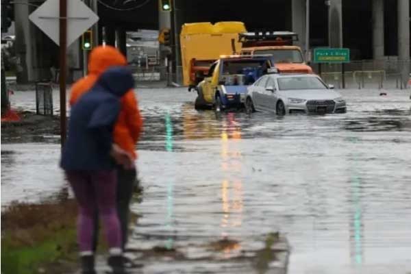 Bão nghiêm trọng càn quét California với mưa to, gió lớn gây lũ lụt-1