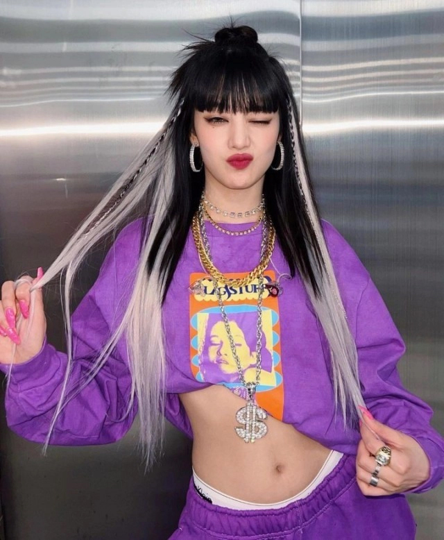 Nữ ca sĩ mặc quần cạp trễ sâu gây tranh cãi-2