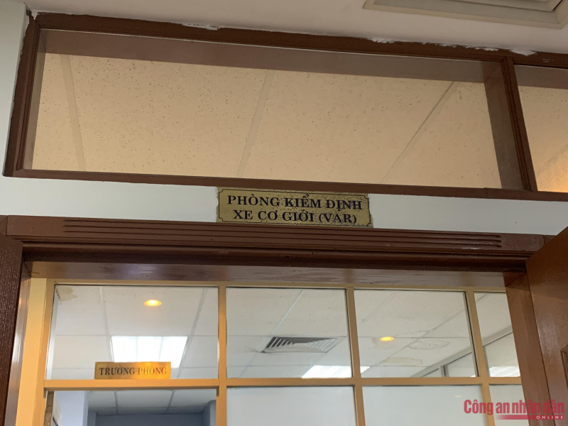 Khám xét phòng quyền Trưởng Phòng Kiểm định, lộ 2 cọc tiền nguyên seri trong chiếc cặp cũ sờn!-2