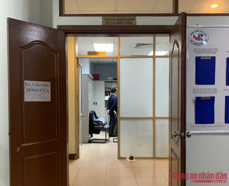 Khám xét phòng quyền Trưởng Phòng Kiểm định, lộ 2 cọc tiền nguyên seri trong chiếc cặp cũ sờn!-3