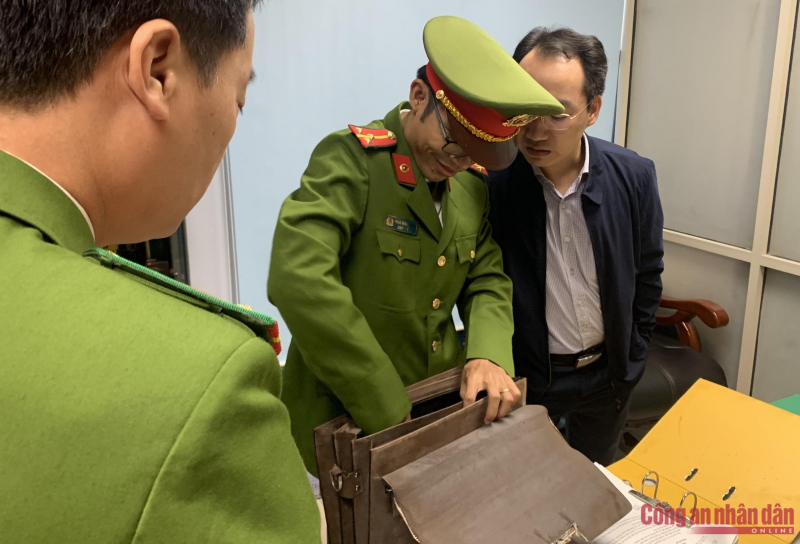 Khám xét phòng quyền Trưởng Phòng Kiểm định, lộ 2 cọc tiền nguyên seri trong chiếc cặp cũ sờn!-4
