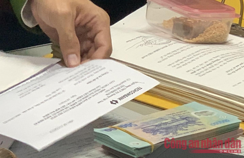 Khám xét phòng quyền Trưởng Phòng Kiểm định, lộ 2 cọc tiền nguyên seri trong chiếc cặp cũ sờn!-5