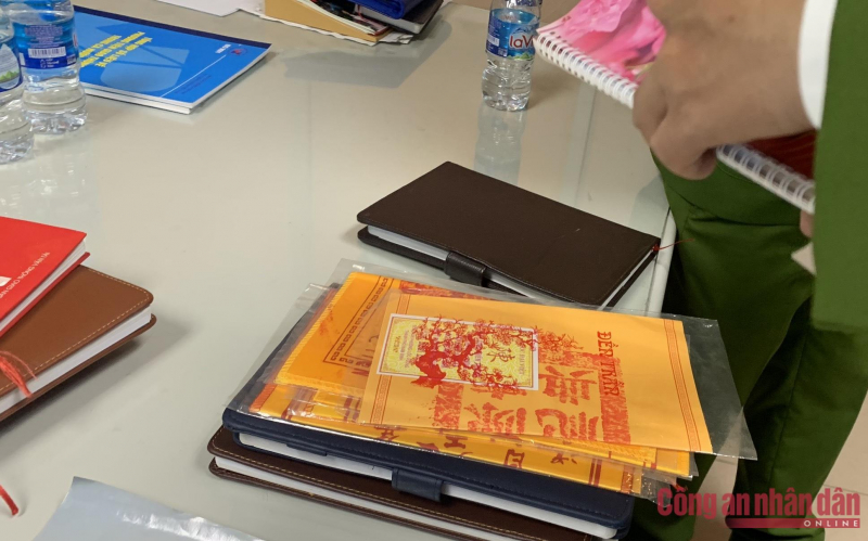 Khám xét phòng quyền Trưởng Phòng Kiểm định, lộ 2 cọc tiền nguyên seri trong chiếc cặp cũ sờn!-6