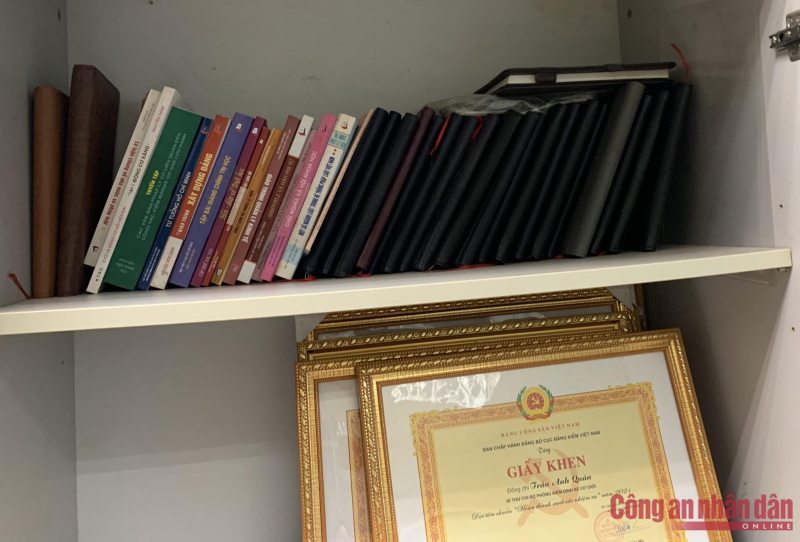 Khám xét phòng quyền Trưởng Phòng Kiểm định, lộ 2 cọc tiền nguyên seri trong chiếc cặp cũ sờn!-7