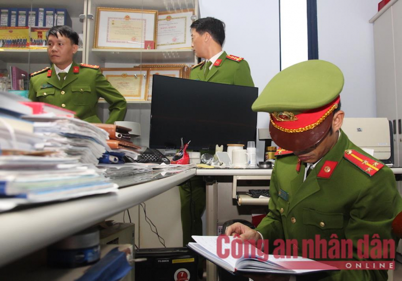 Khám xét phòng quyền Trưởng Phòng Kiểm định, lộ 2 cọc tiền nguyên seri trong chiếc cặp cũ sờn!-8