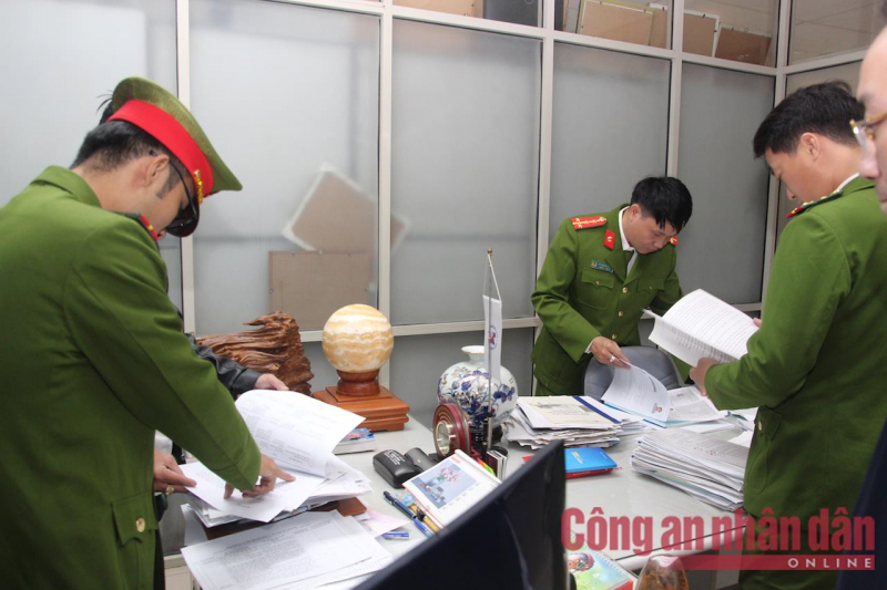 Khám xét phòng quyền Trưởng Phòng Kiểm định, lộ 2 cọc tiền nguyên seri trong chiếc cặp cũ sờn!-9